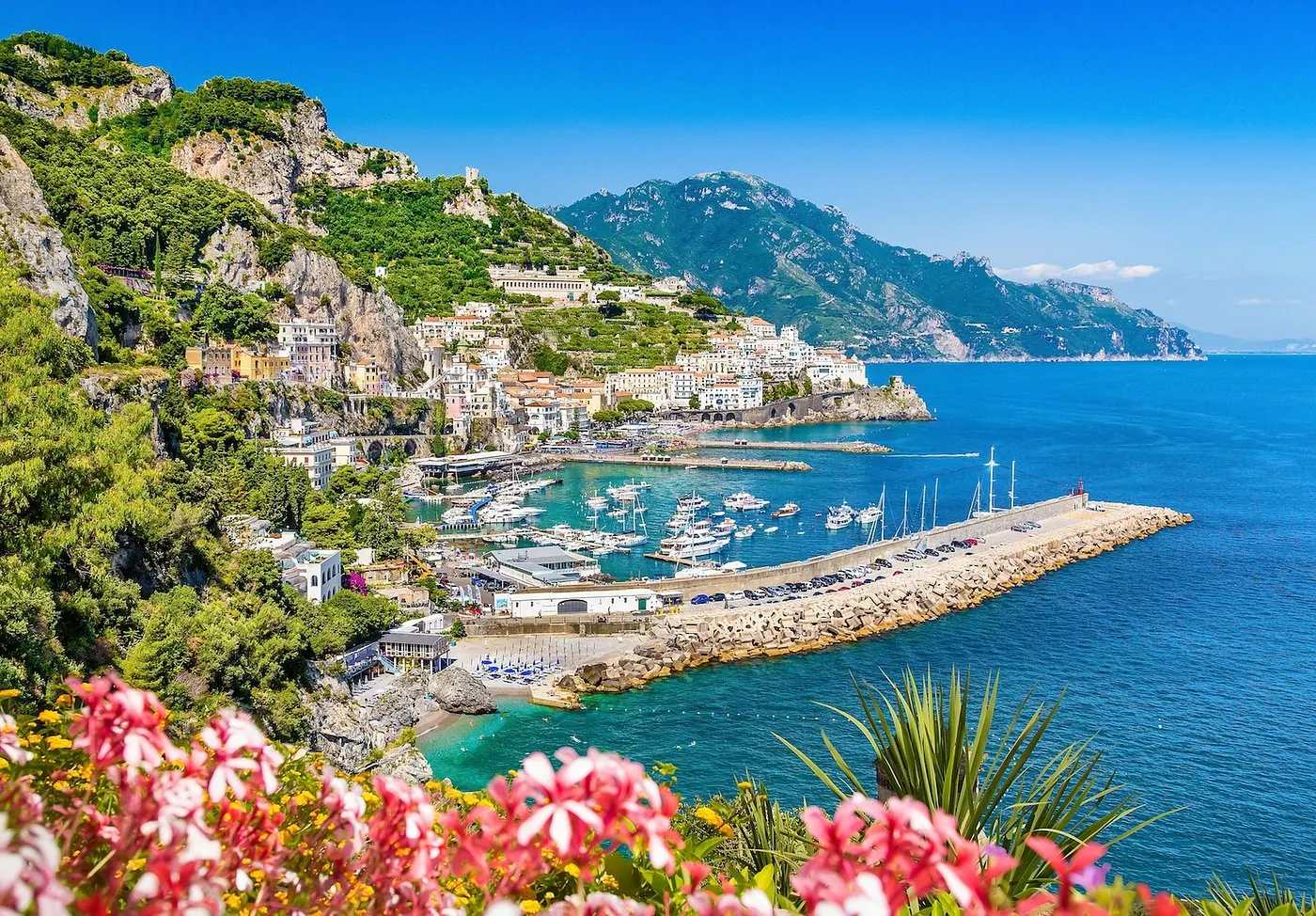 Vista da Costa Amalfitana com o porto de Amalfi