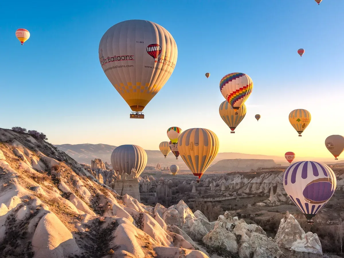 Balões ao nascer do sol na Capadócia, Turquia