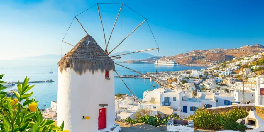 Moinho e casas brancas em Mykonos
